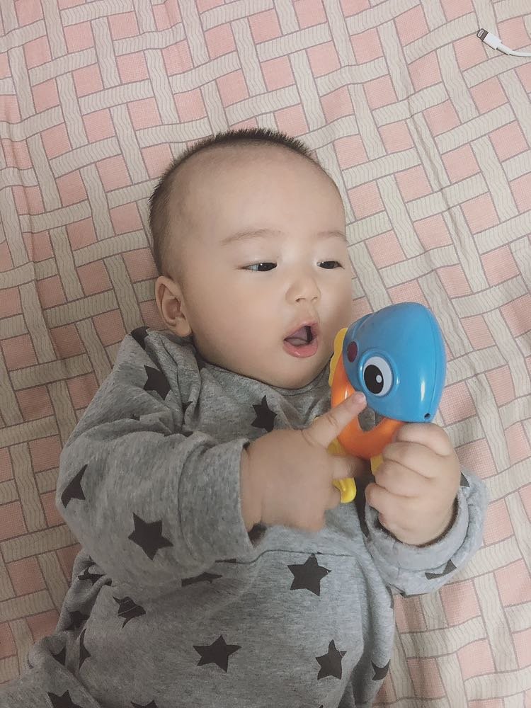 奶粉用奶瓶不吸，用勺子喂吃呢。但是母乳放奶瓶里他又吸呢