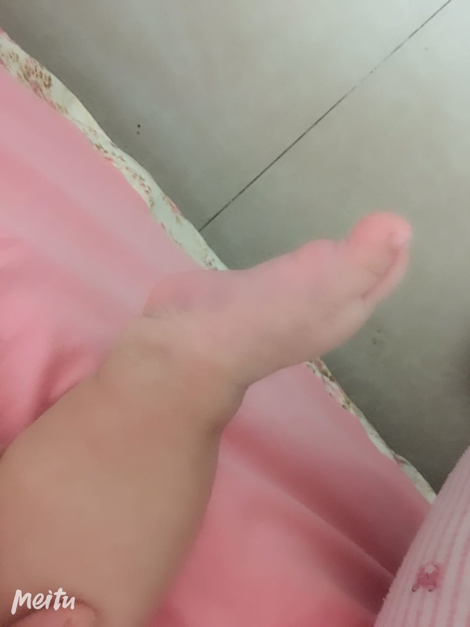 ，