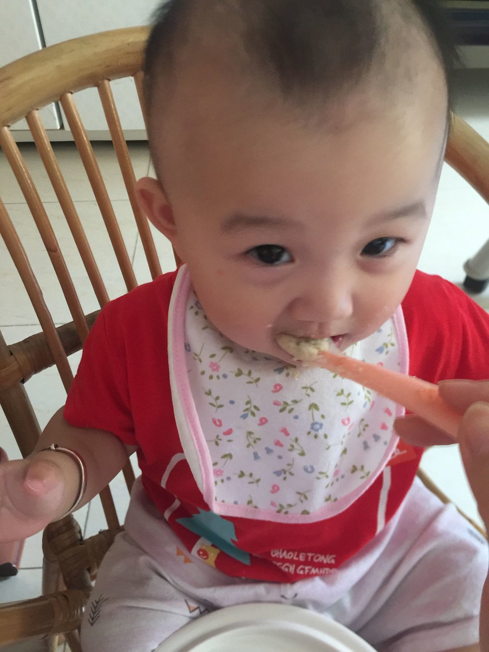 9个月自己推着凳子走了三圈