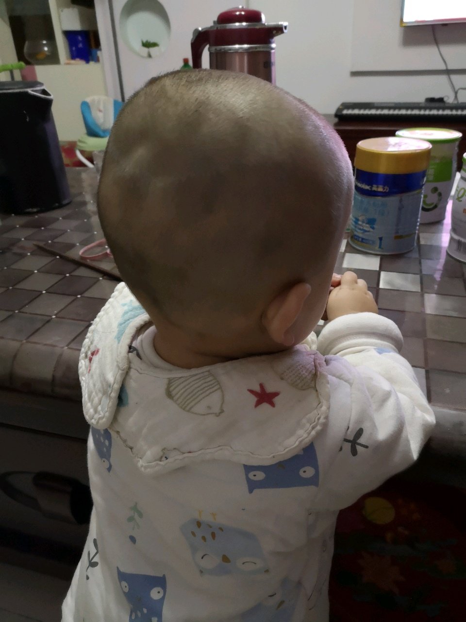 儿子的头，感觉后脑勺怎么这么大呢！