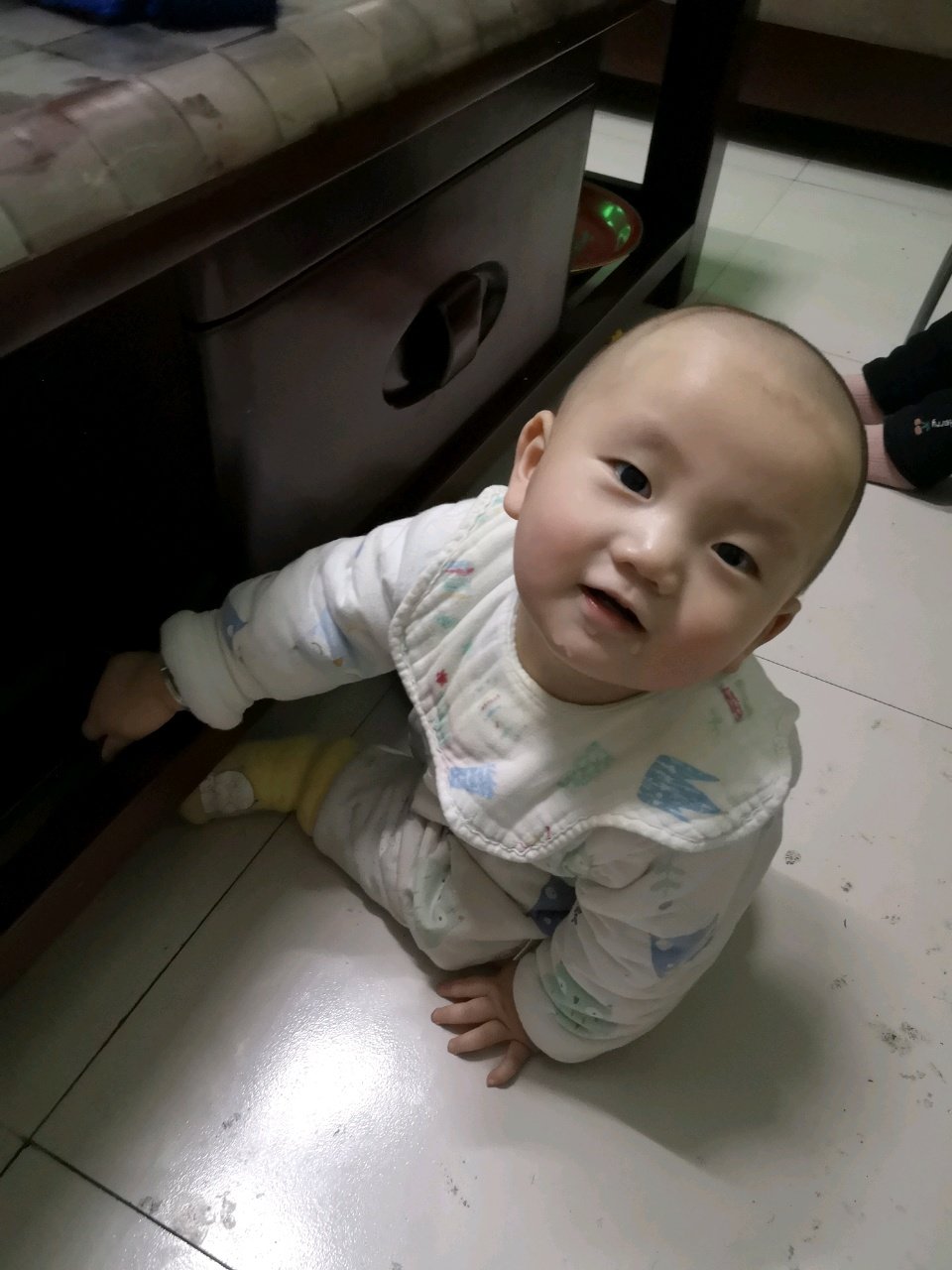 儿子的头，感觉后脑勺怎么这么大呢！