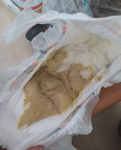 我宝宝现在四个月了 拉的粑粑很臭 而且颜色不太正常 但是他能吃能睡