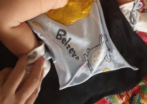 宝宝2个多月,有时三天一次大便,有时一天一次,金黄色便便比较稠大便时