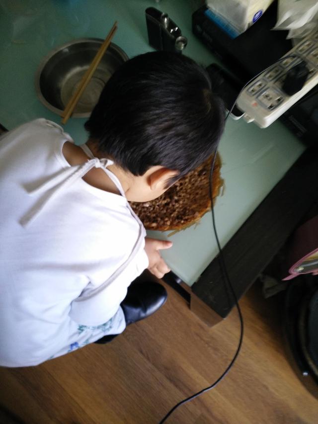 2岁半宝宝煮粥忘拧好盖子,糊了还舍不得扔